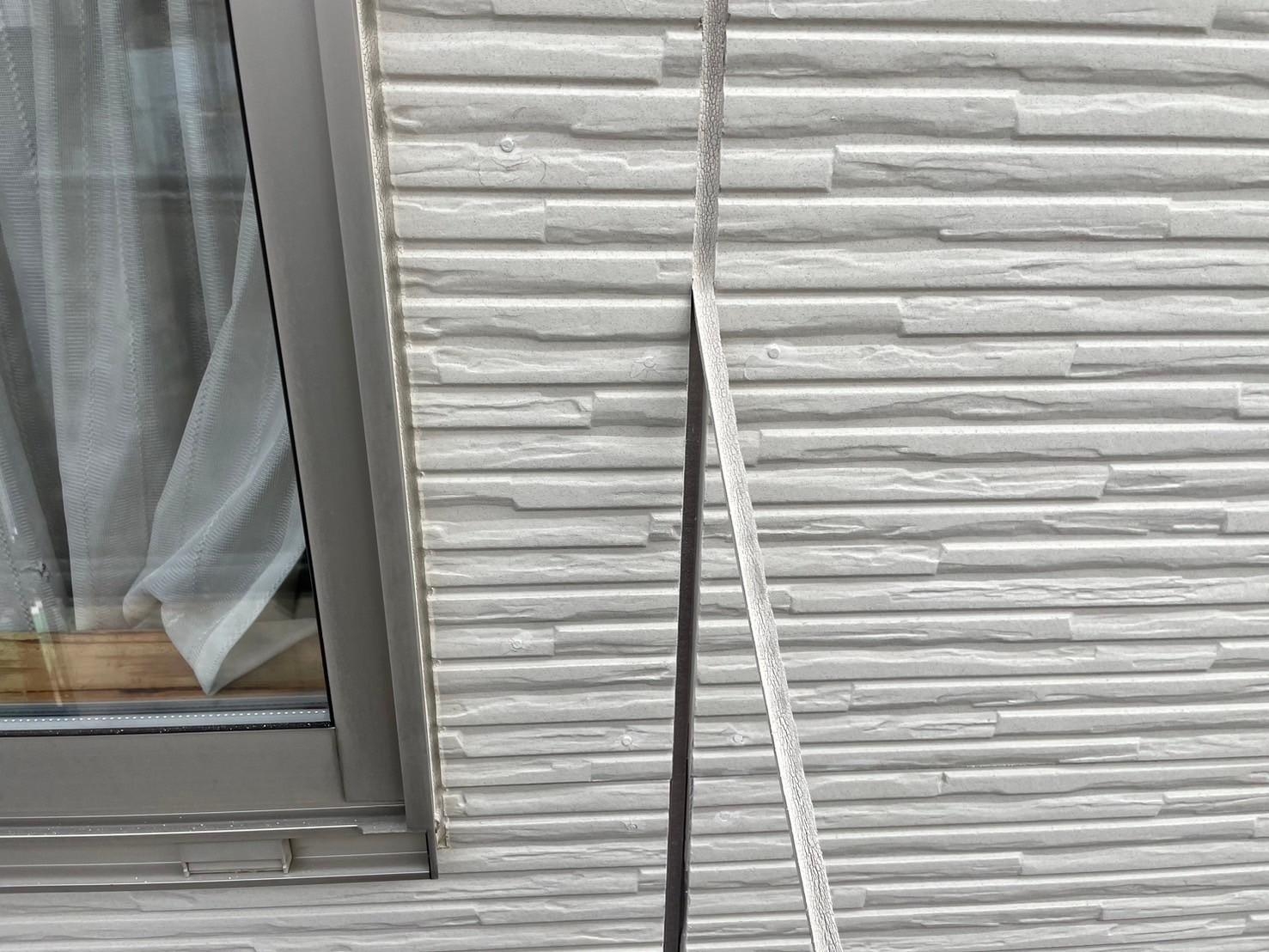 福岡県福岡市東区多の津のO様邸で痩せ・剥離を起こしているコーキングを打ち替え、補修跡や色褪せ、汚れ問題を解消する外壁塗装工事を行いました。4/10完成です。【HPより】