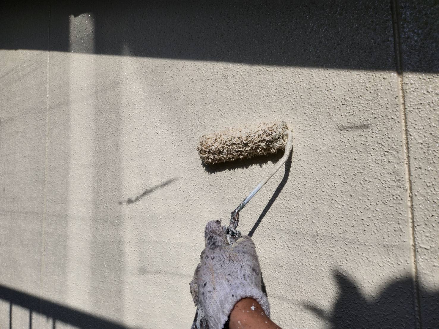 福岡県太宰府市青山のE様邸で屋根外壁ともにシリコン塗料を使用し、広範囲に発生している外壁のひび割れの補修や付帯部の塗膜剥がれなどの改善をしながら塗装工事を行いました。5/2完成です。【HPより】