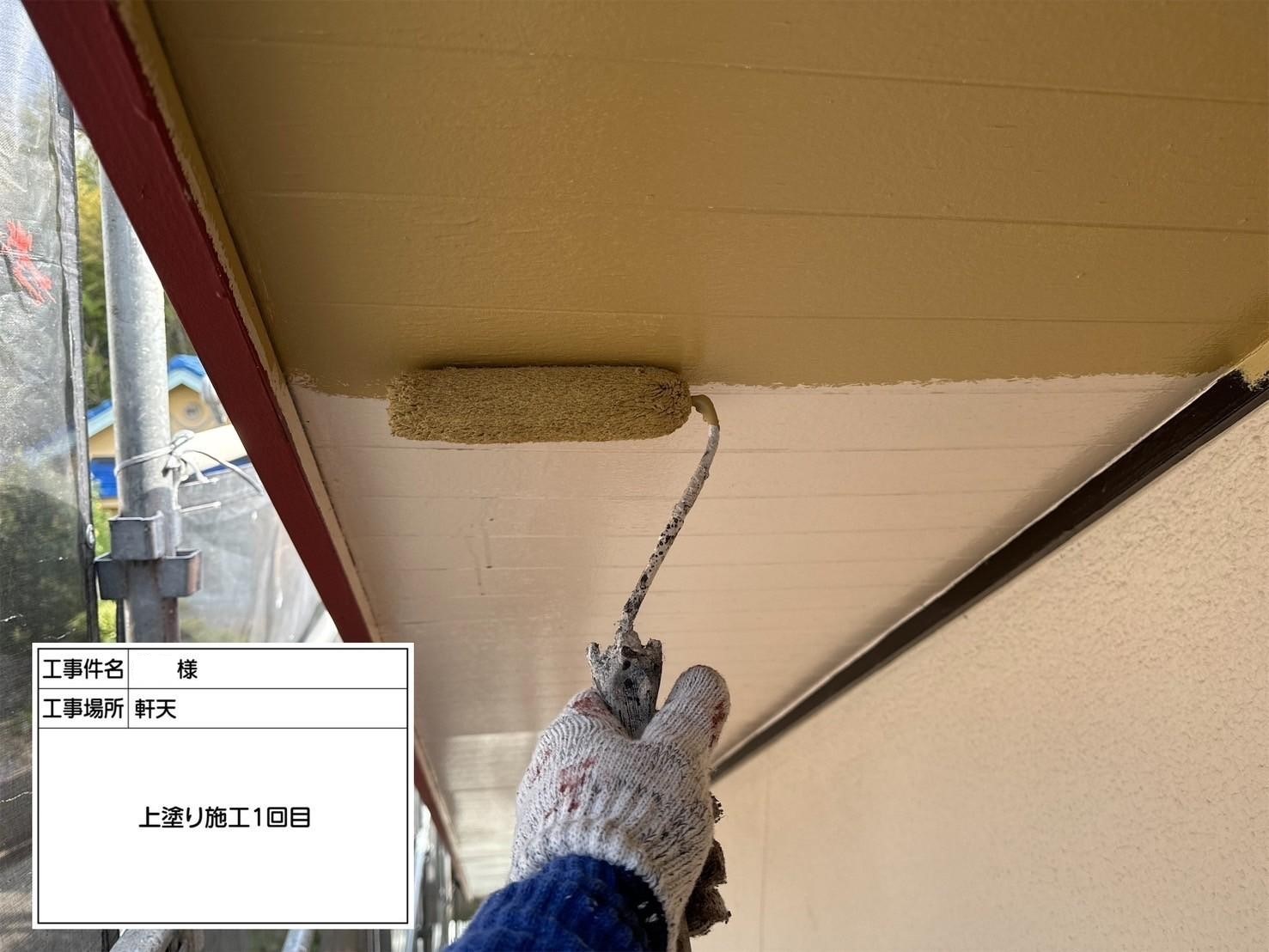 福岡県福岡市東区香椎のT様邸で外壁の補修跡が目立たないように再度補修を行い、新たに発生しているひび割れの補修も行いつつ剥がれが見られる軒天や破風板まで塗装させていただきました。屋根にも汚れやさびが付着していましたので合わせてきれいに塗装しました。4/11完成です。