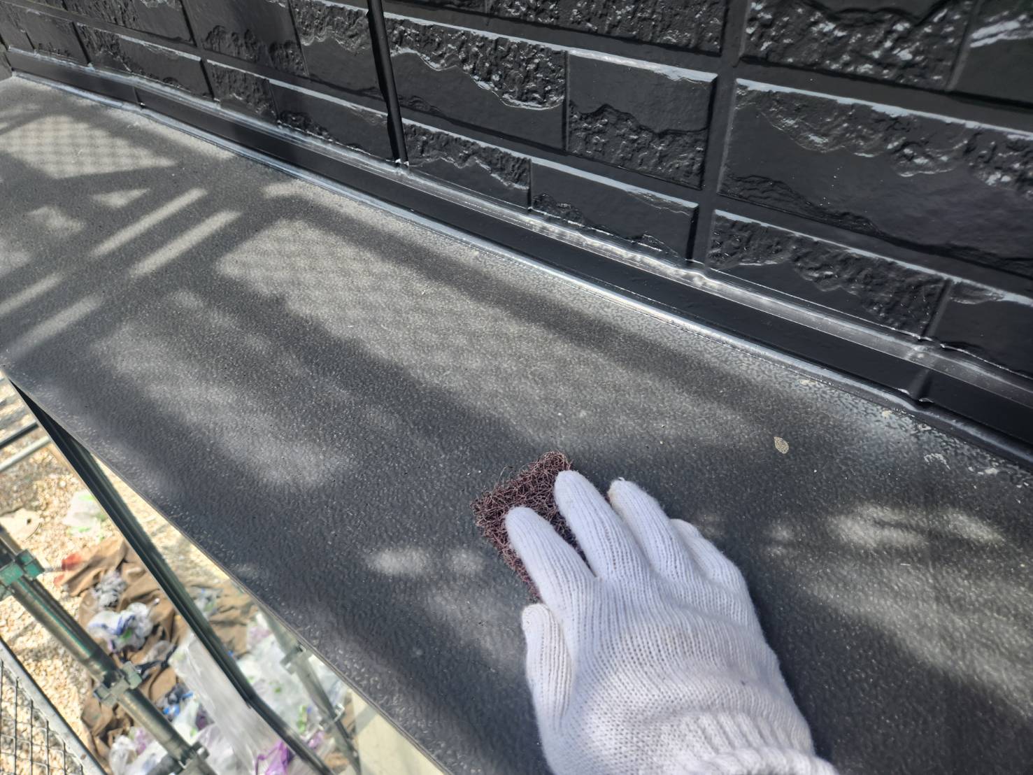 福岡県大野城市つつじヶ丘のU様邸で屋根・外壁ともにエシカルプロクールFを使用した塗装を行っています。5/8着工です。【HPより】