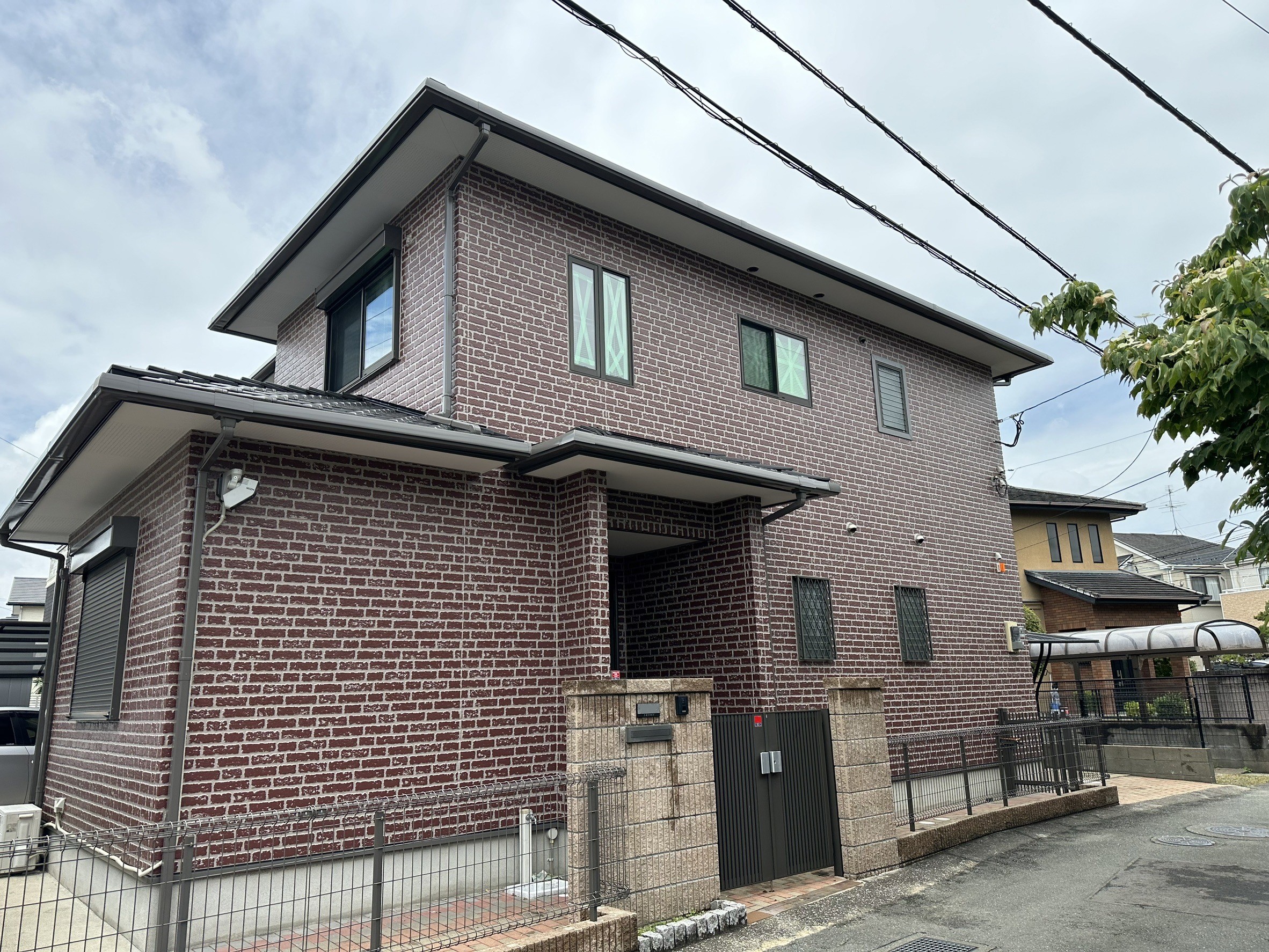 福岡県福岡市南区三宅のI様邸でプレミアムペイントの市場最高級シリコン樹脂を含有する水性ピュアピュアシリコンを使用した高品質な外壁塗装工事を行っています。5/31完成です。【HPより】