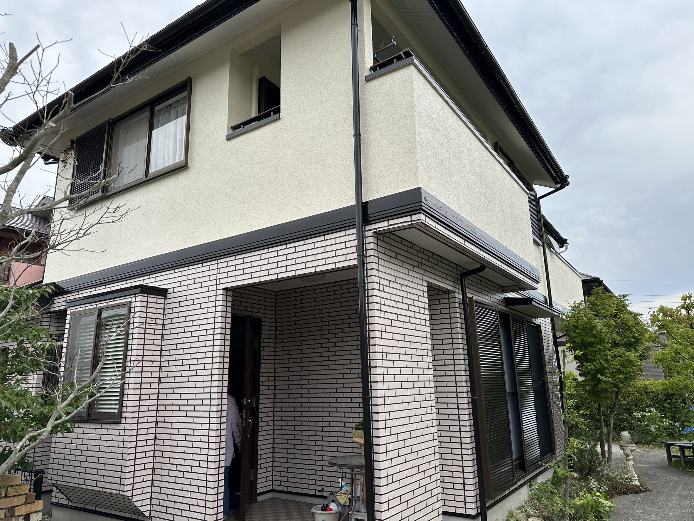 福岡県小郡市希みが丘のI様邸で高い遮熱性のあるフッ素塗料、エシカルプロクールFを使用した外壁塗装を行い、部分的にデザイン塗装を取り入れた工事を行っていきます。6/5完成です。【チラシより】