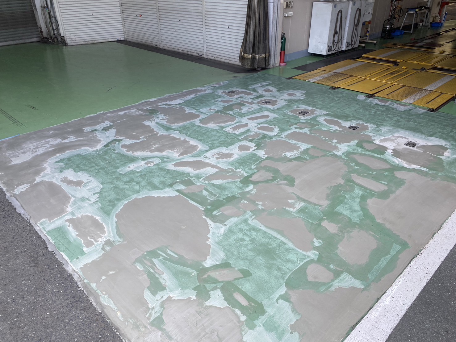 福岡県大野城市山田自動車様にて床の作り替えを行っています。5/2着工です。【OB様より】