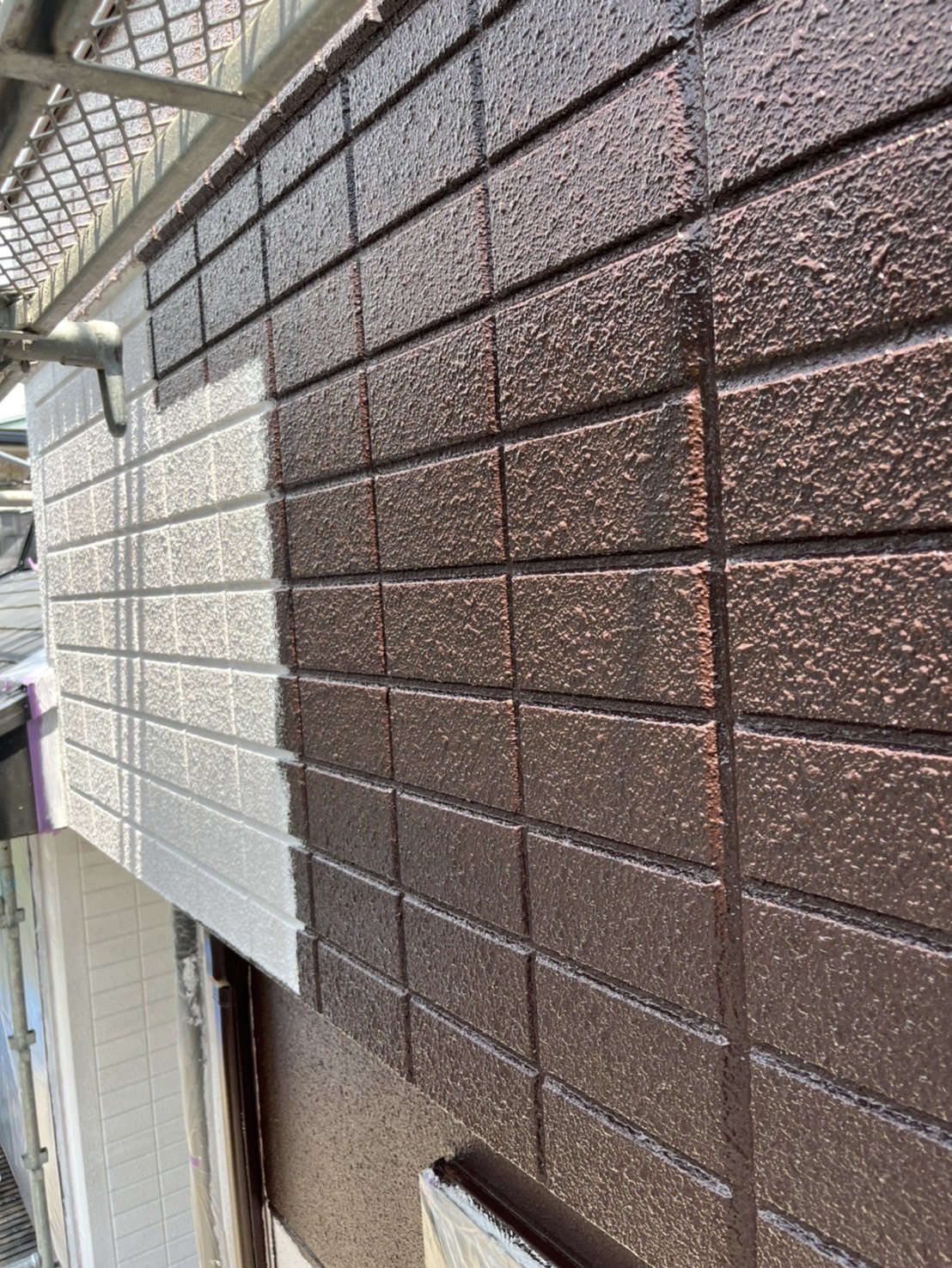 福岡県朝倉郡筑前町朝日のF様邸で屋根外壁共にプレマテックス社の超高耐久塗料タテイルαを使用した塗装工事を行っています。5/25着工です。【HPより】