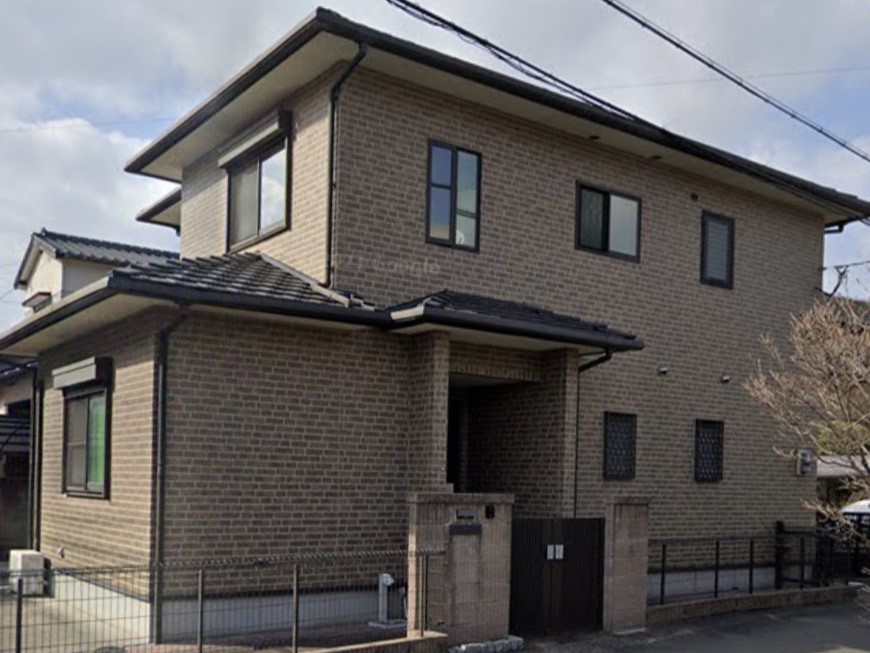 福岡県福岡市南区三宅のI様邸でプレミアムペイントの市場最高級シリコン樹脂を含有する水性ピュアピュアシリコンを使用した高品質な外壁塗装工事を行っています。5/31完成です。【HPより】