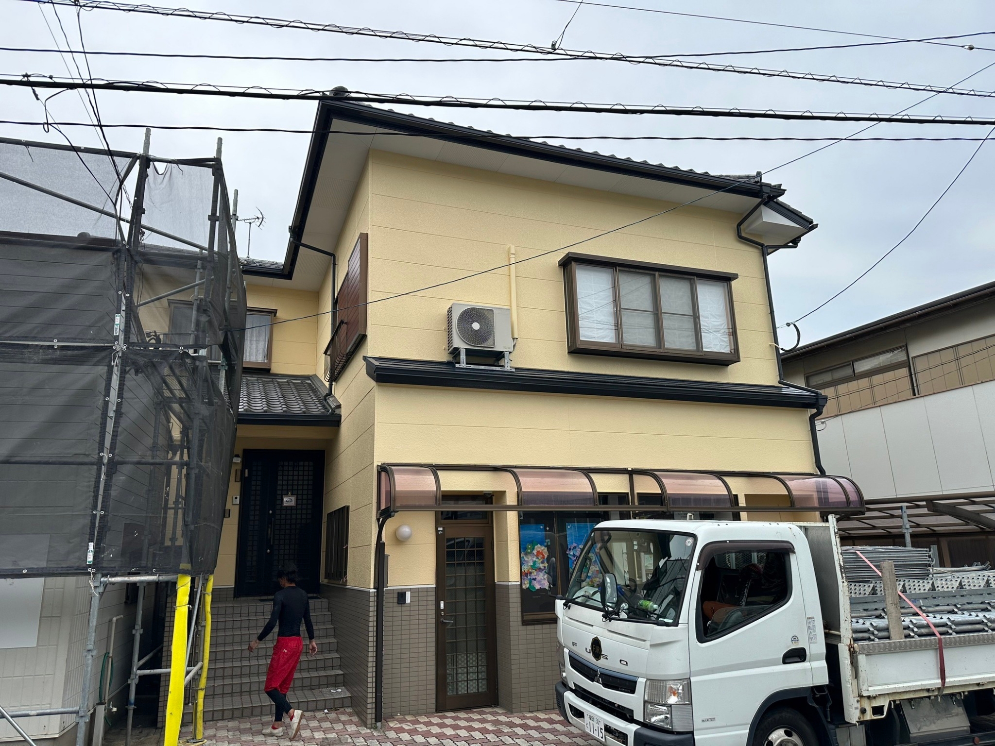 福岡県福岡市東区香住ケ丘のデイサービス・鍼医院様でコケや剥がれなど様々な症状を起こしている外壁・屋根の塗り替え工事を行いました。6/20完成です。【HPより】