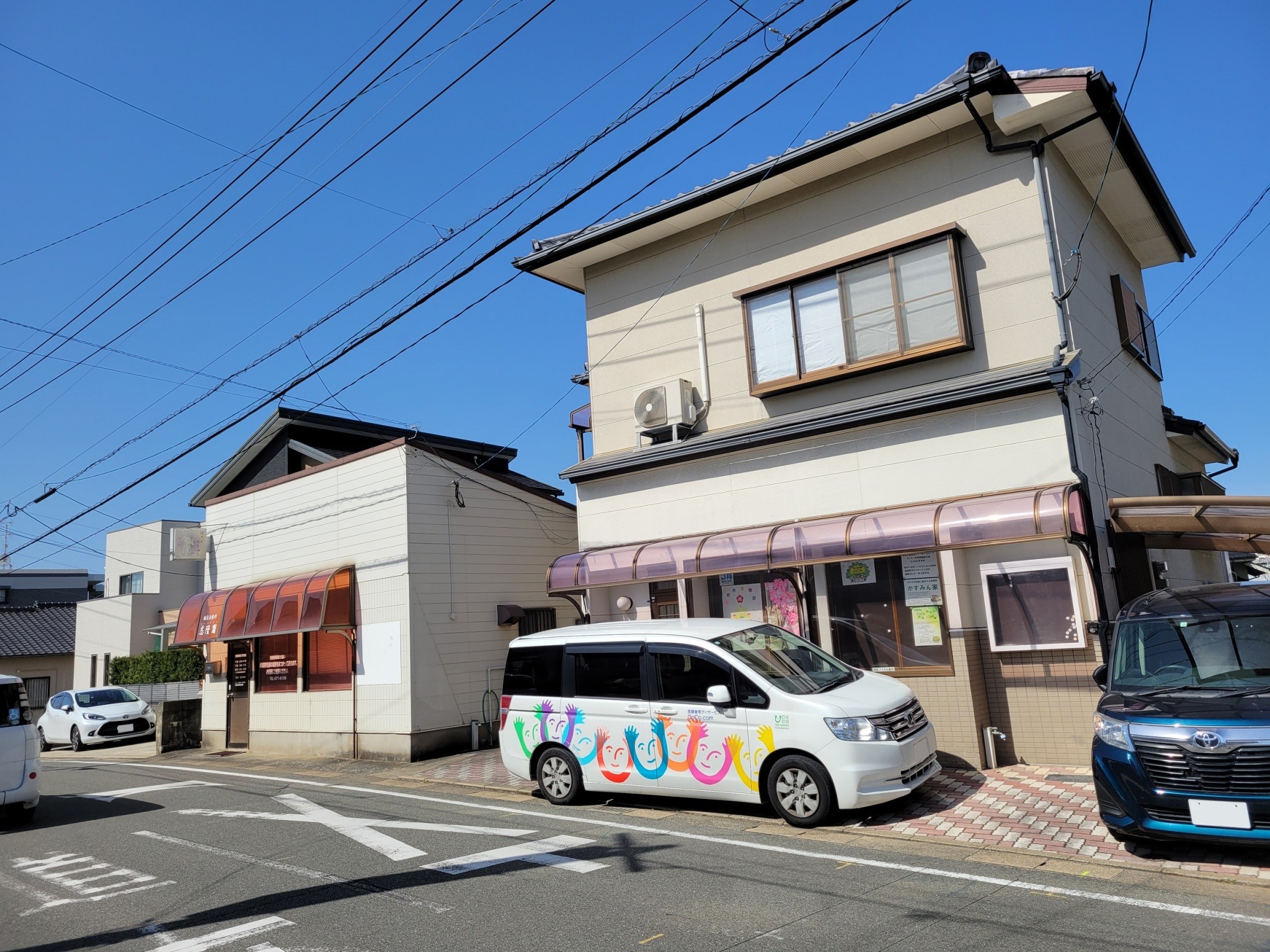 福岡県福岡市東区香住ケ丘のデイサービス・鍼医院様でコケや剥がれなど様々な症状を起こしている外壁・屋根の塗り替え工事を行いました。6/20完成です。【HPより】