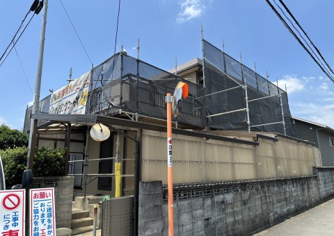 福岡市朝倉郡筑前町東小田のH様邸で屋根外壁ともにタテイルαを使用した塗装工事を行っています。6/12着工です。【HPより】