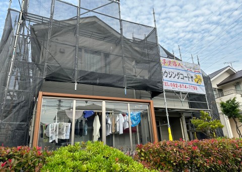 福岡県古賀市美明のH様邸で汚れや色あせの症状を改善する外壁・屋根塗装を行っています。6/7着工です。【HPより】