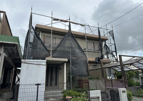 佐賀県三養基郡みやき町白壁のT様邸で遮熱エシカルプロクールFを使用した外壁・屋根塗装工事を行っています。7/10着工です。【HPより】