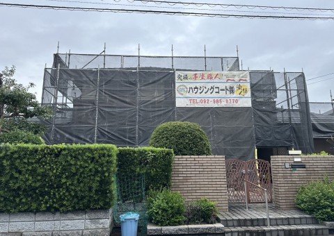 福岡県小郡市三国ヶ丘のS様邸で水系ナノシリコンを使用した屋根塗装とプレミアムシリコンを使用した外壁塗装とベランダ防水工事を行っています。10/22着工です。【HPより】